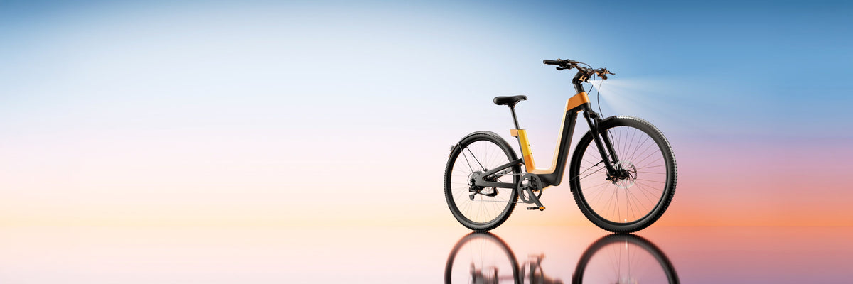 Urtopia elcykel set fra siden mod en himmel i skumringsfarver