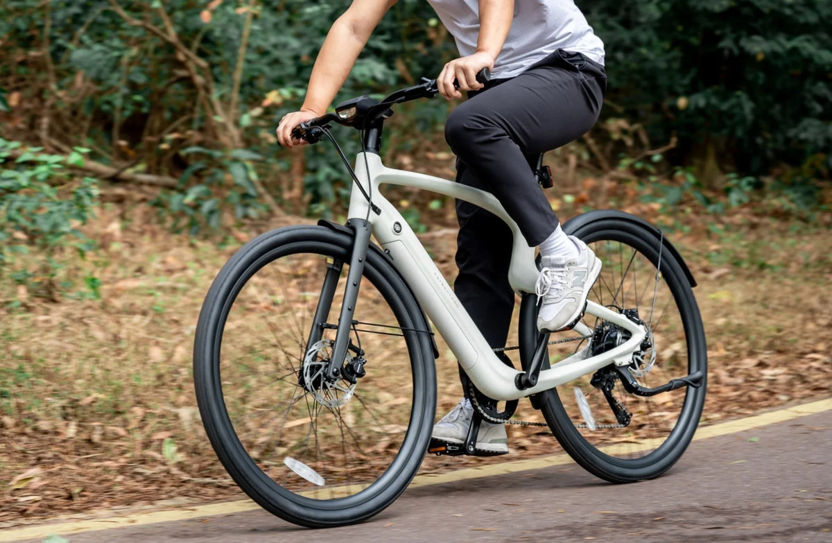 Cyklist på en Urtopia Carbon 1 Pro