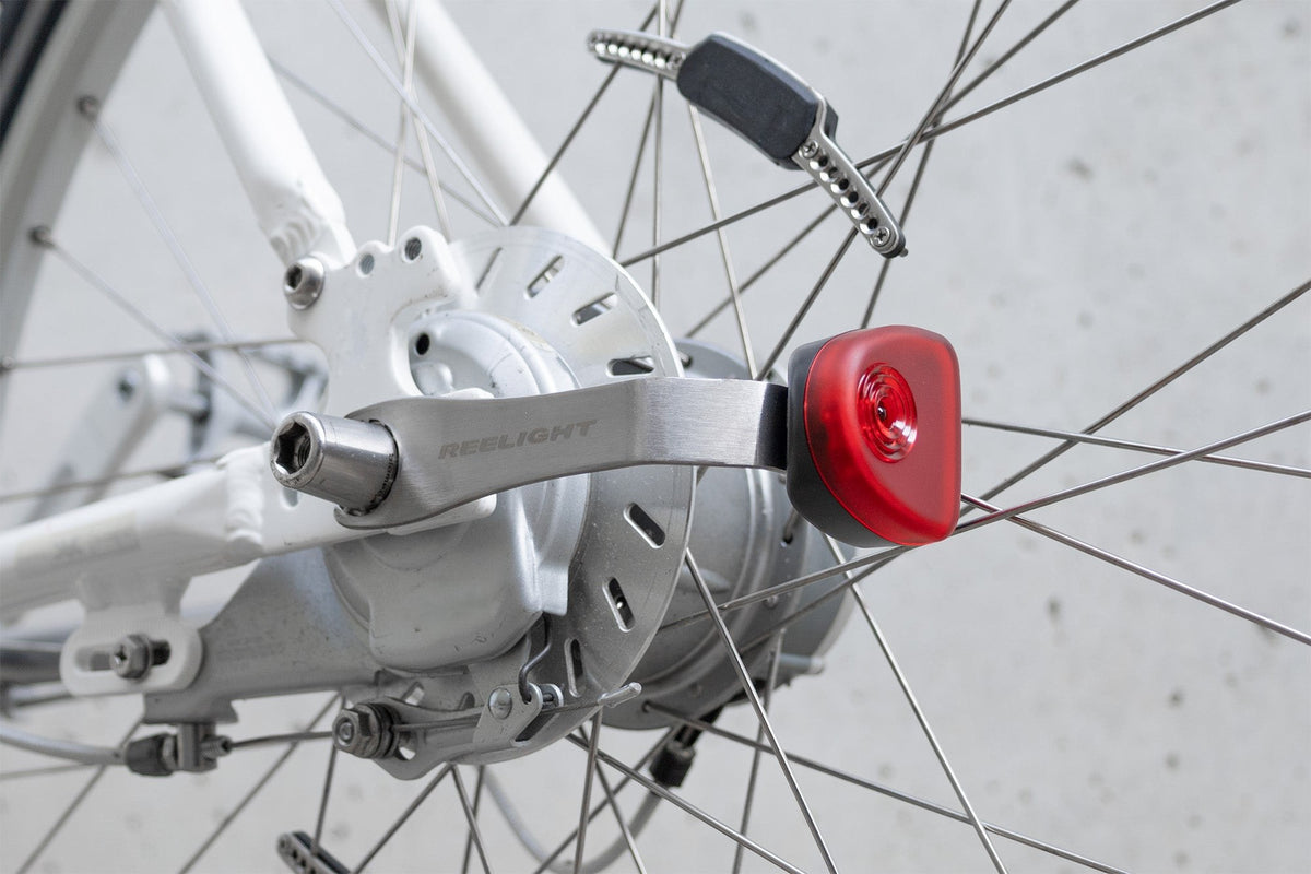 Reelight baglygte monteret på en cykel med navgear