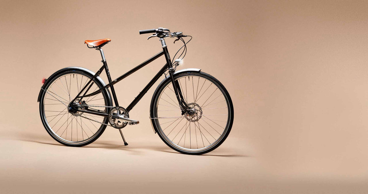 Pelago Airisto Commuter i Charcoal, set fra siden i studiet