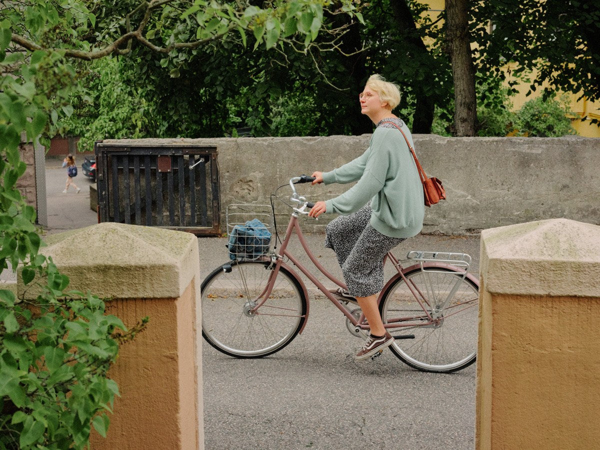 Kvinde cykler på en Pelago Bordeaux i byen