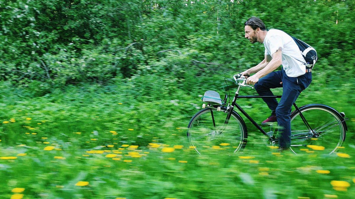 Mand cykler på en Pelago Bristol gennem grønne omgivelser
