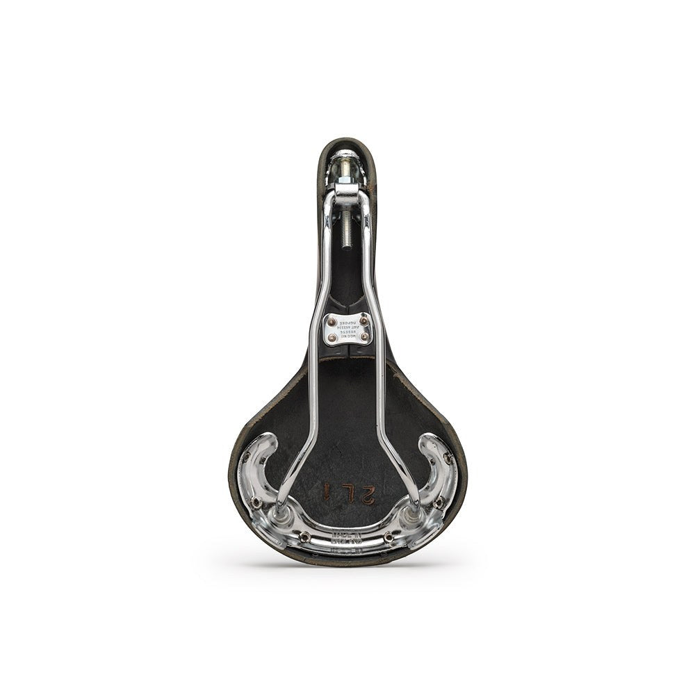 Brooks Swallow, set nedefra med de forkromede skinner
