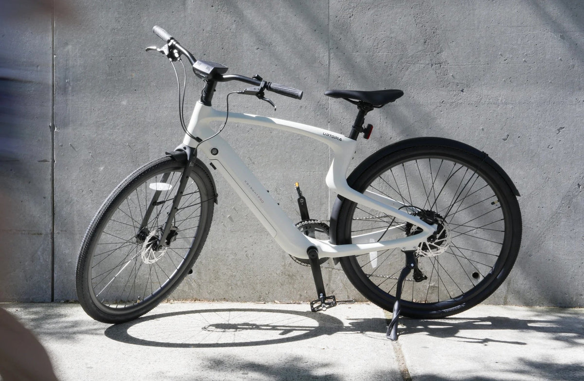 Urtopia Carbon 1 Pro foran en betonvæg