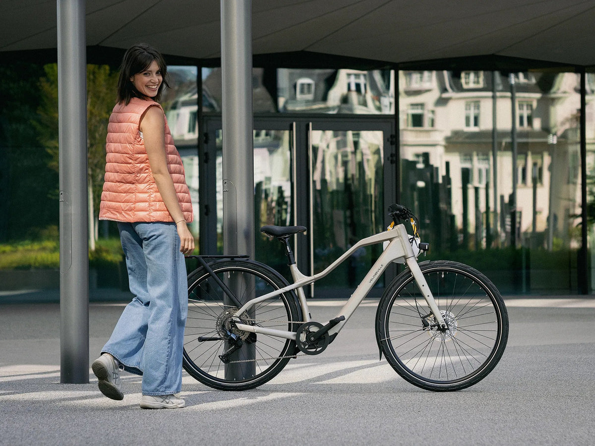 Kvinde ved siden af en Velo de Ville REVO-C