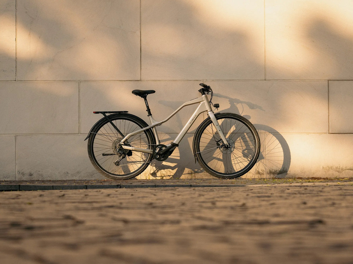 Velo de Ville REVO-C foran en solbelyst mur