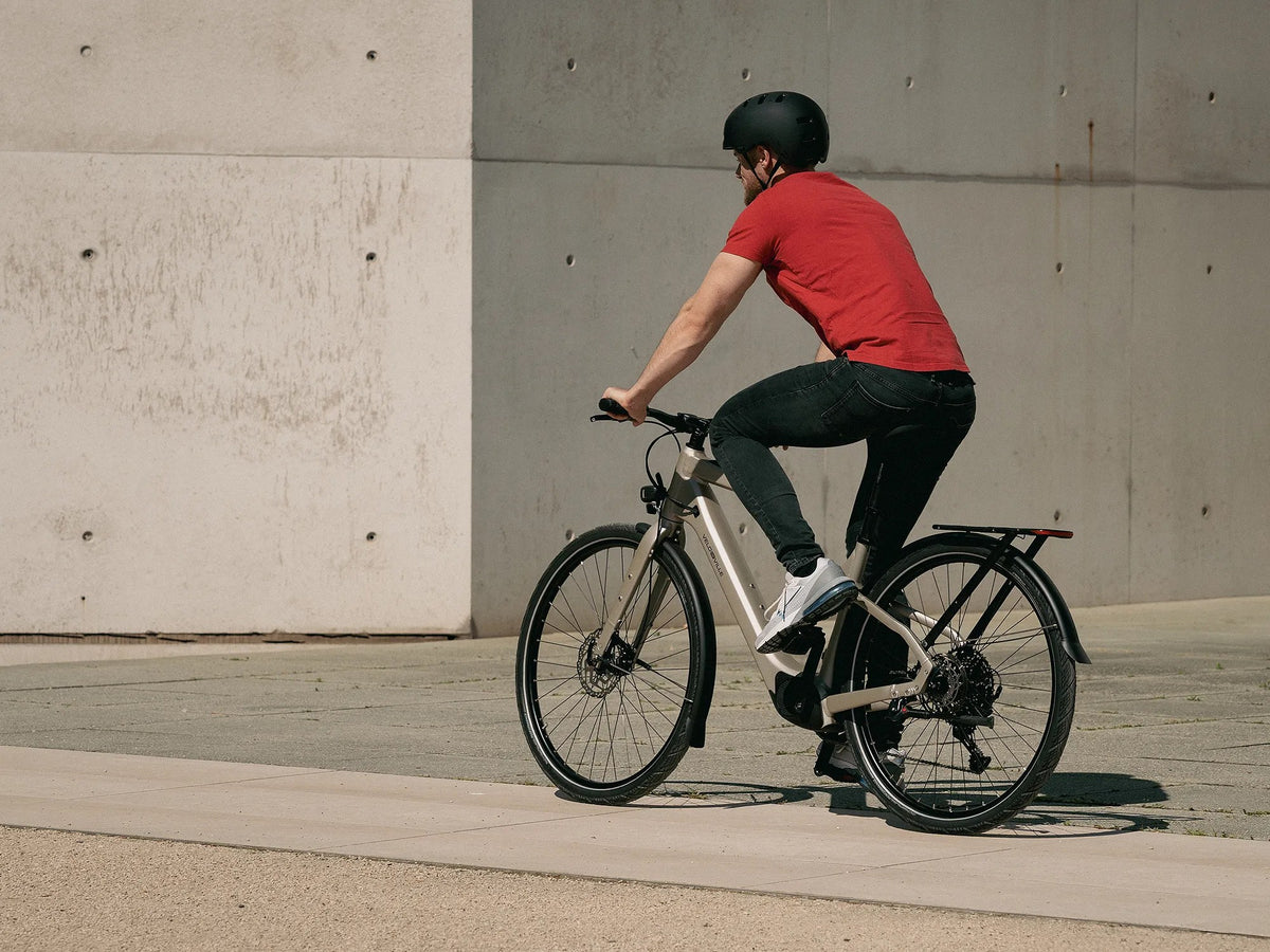Cyklist på en Velo de Ville REVO-C
