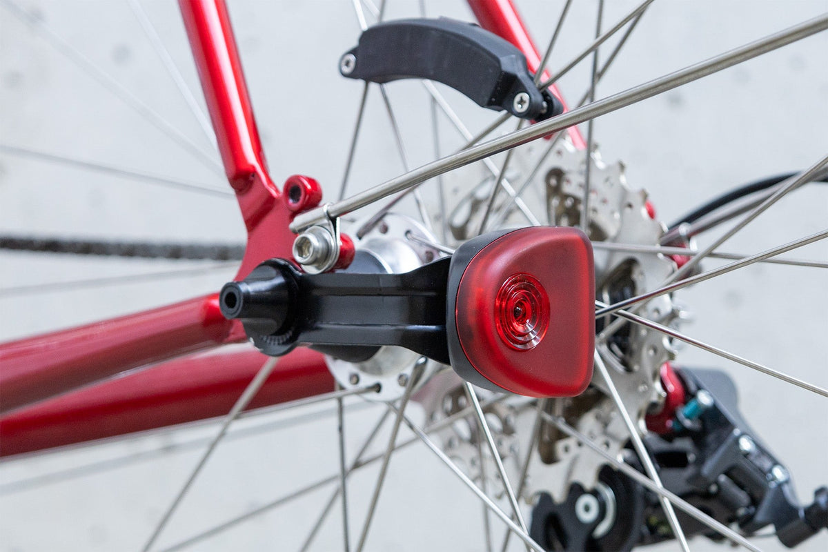 Reelight baglygte monteret på en rød cykel